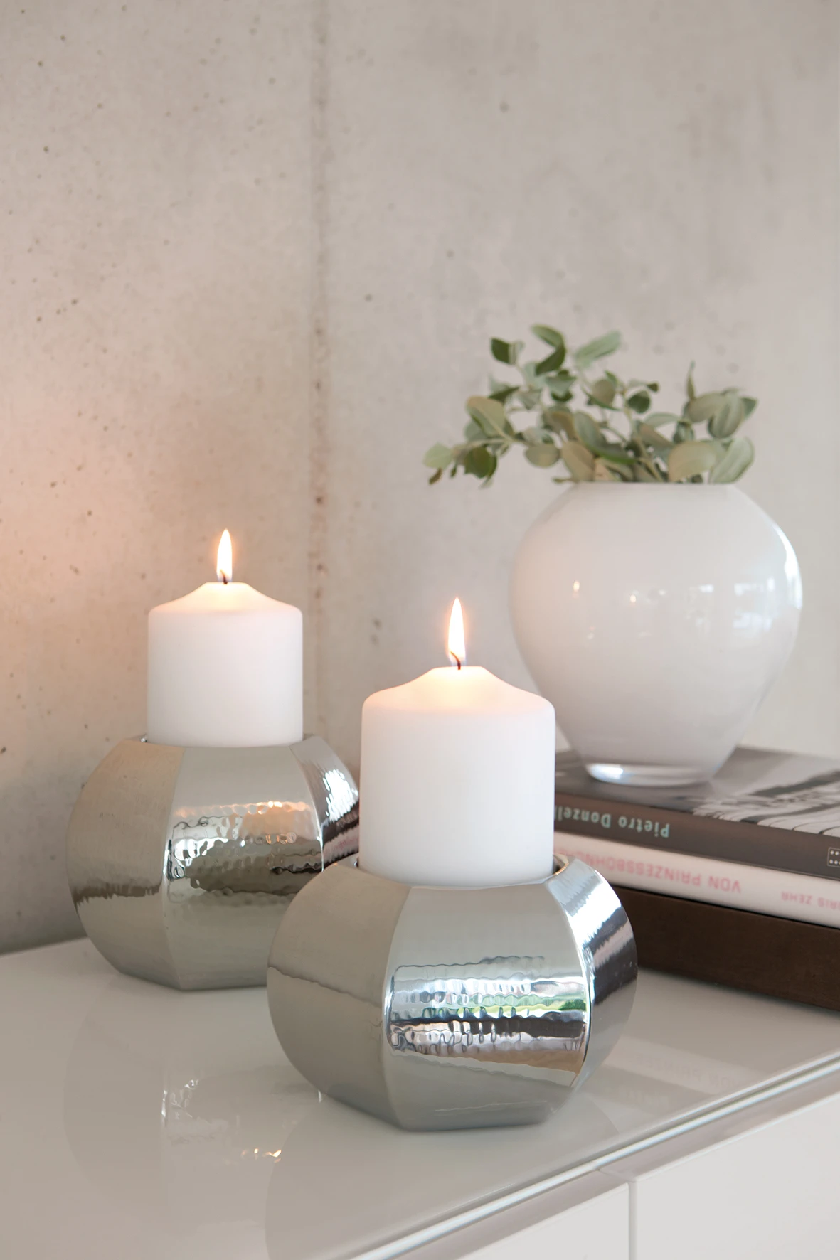 Fink Living Stumpenkerze Metallic Weiß H.20cm 2 Fink Living Stumpenkerze Metallic Weiß H.20cm – Bild 2